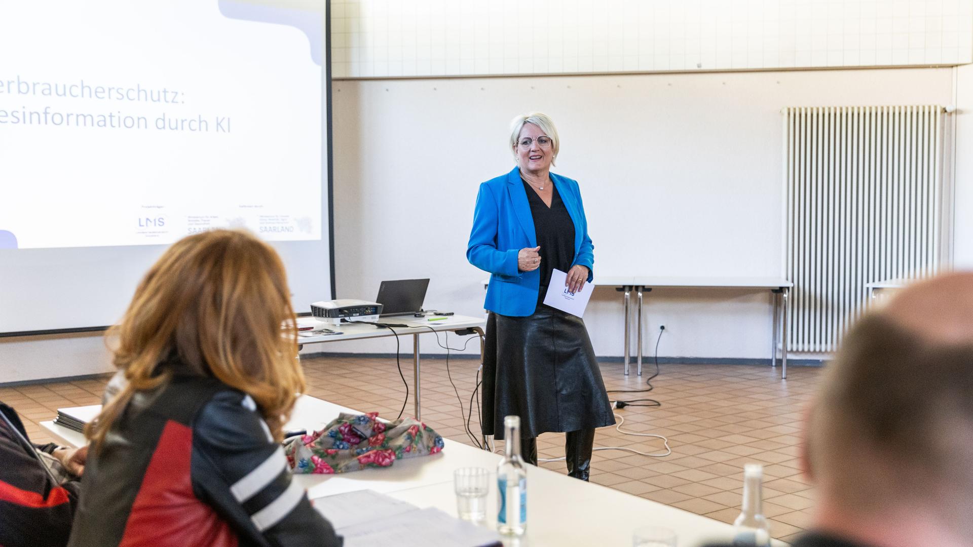 Die Direktorin trägt eine Präsentation vor