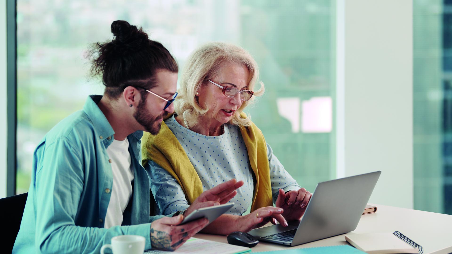 Mann und Frau vor einem Laptop