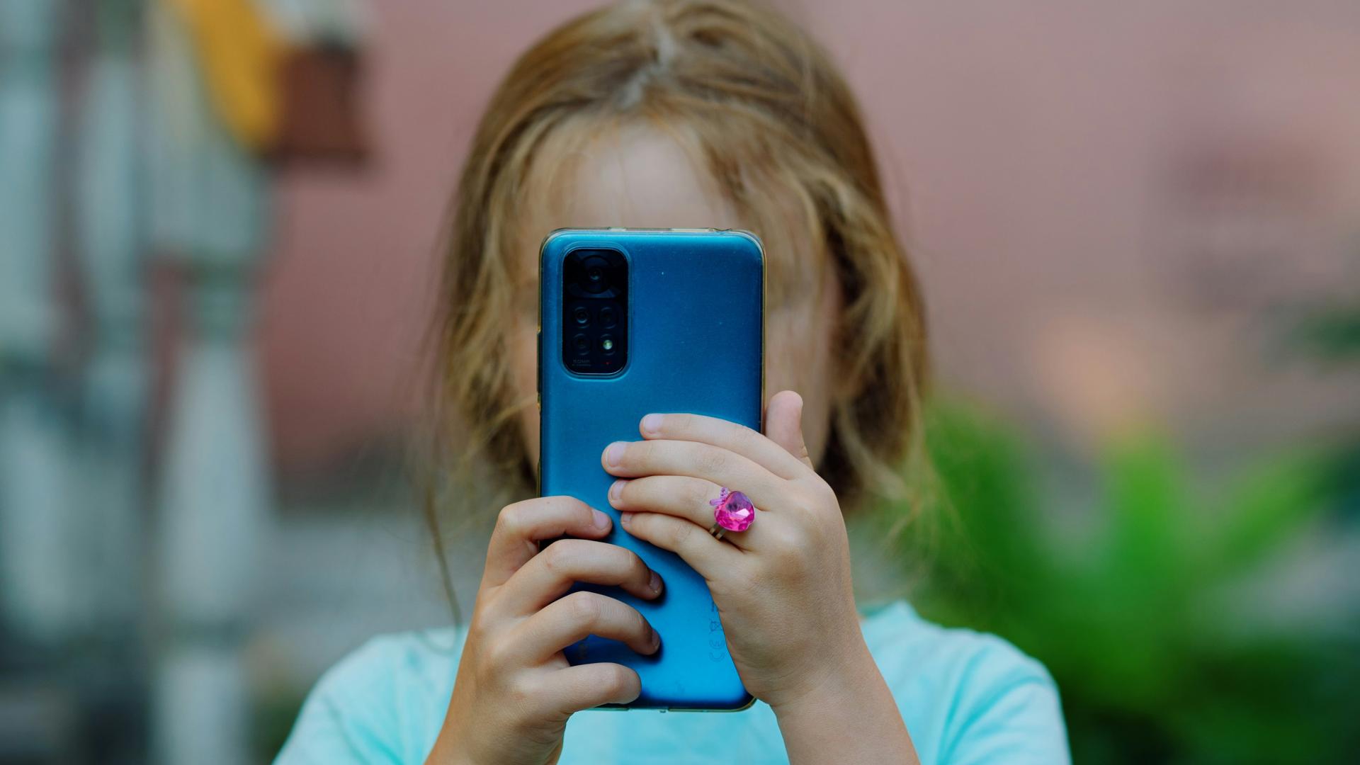 Kind mit Smartphone in der Hand