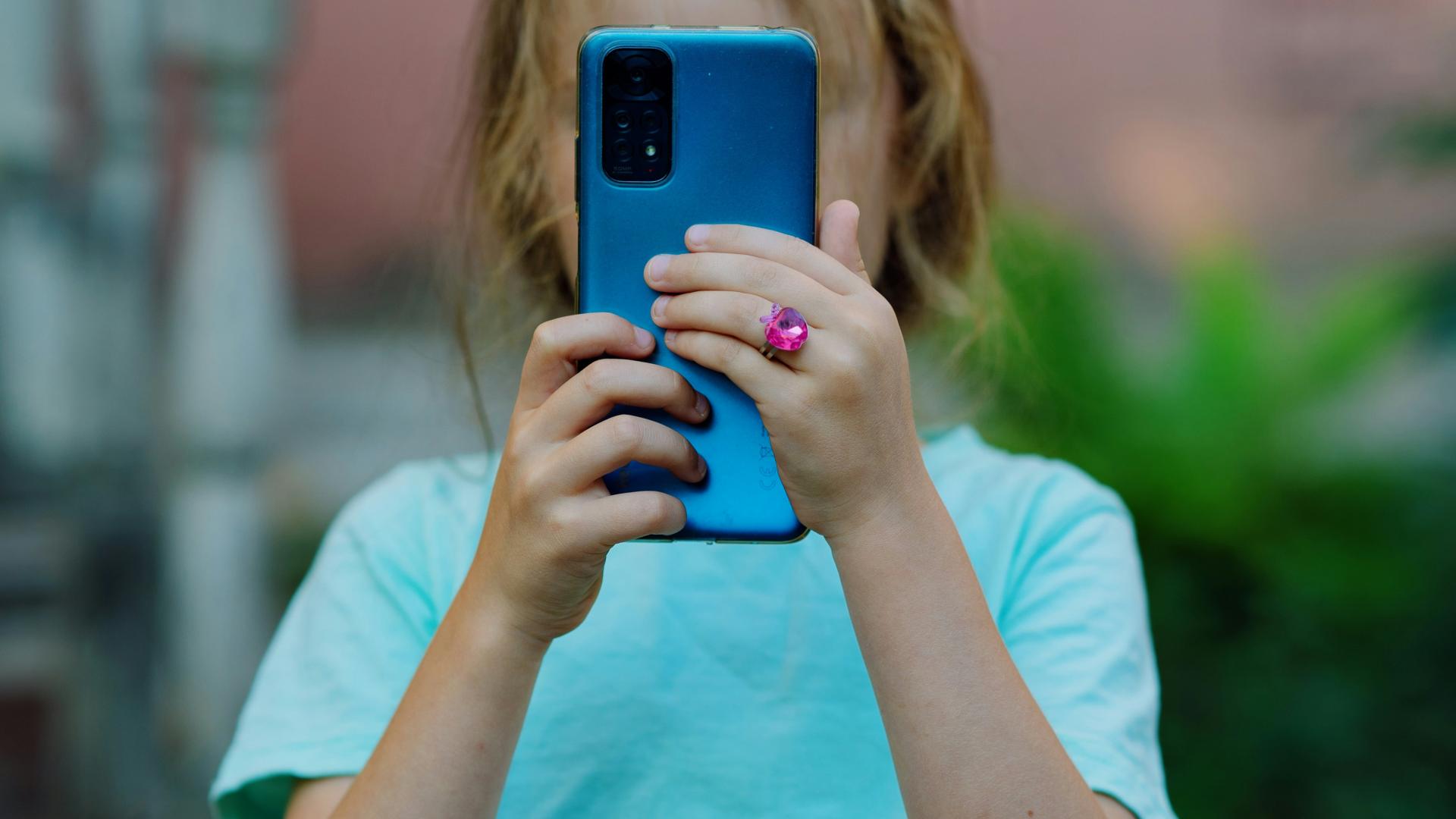 Kind mit Smartphone in der Hand