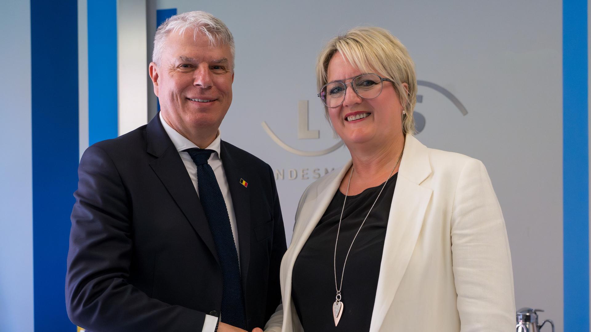 Minister der DG, Gregor Freches, und LMS-Direktorin Ruth Meyer beim Händeschütteln