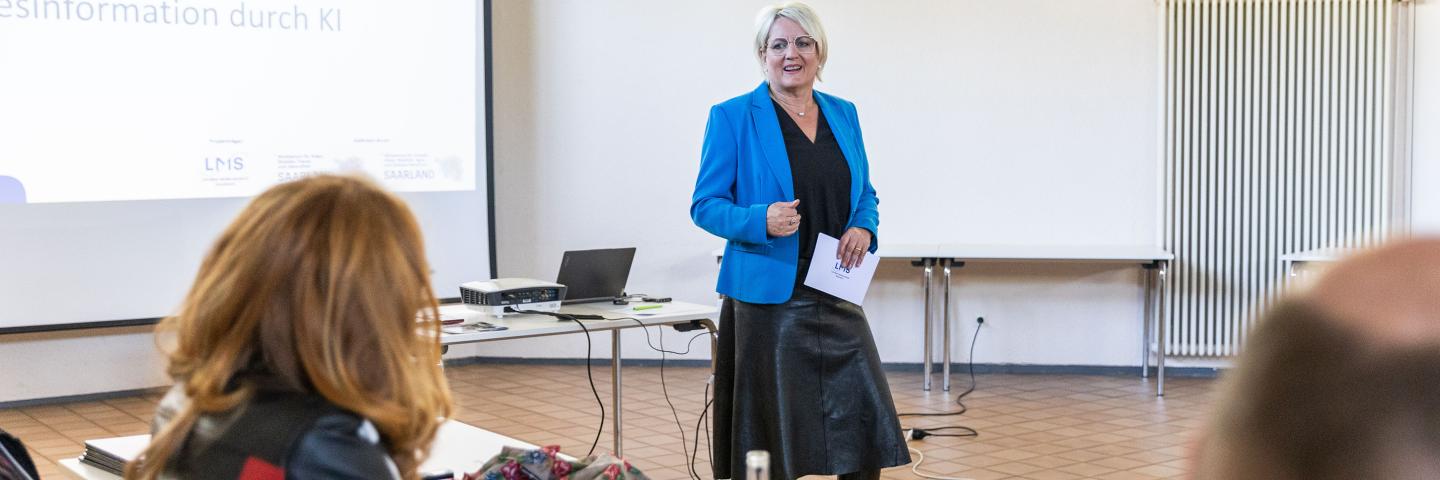 Die Direktorin trägt eine Präsentation vor