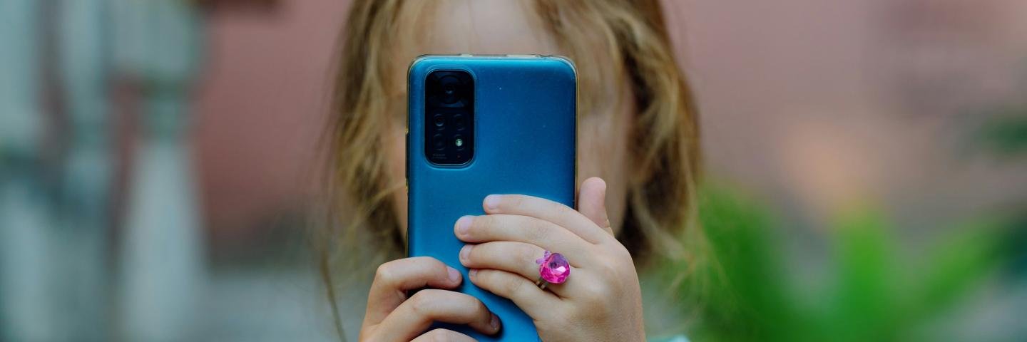 Kind mit Smartphone in der Hand