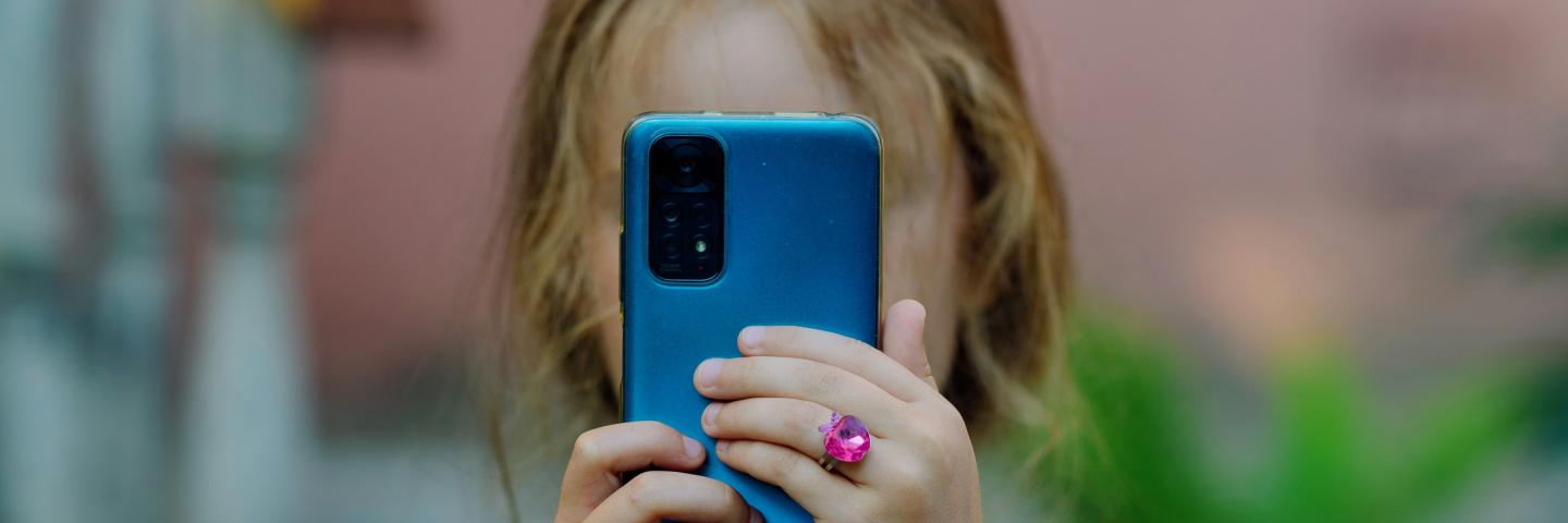 Kind mit Smartphone in der Hand