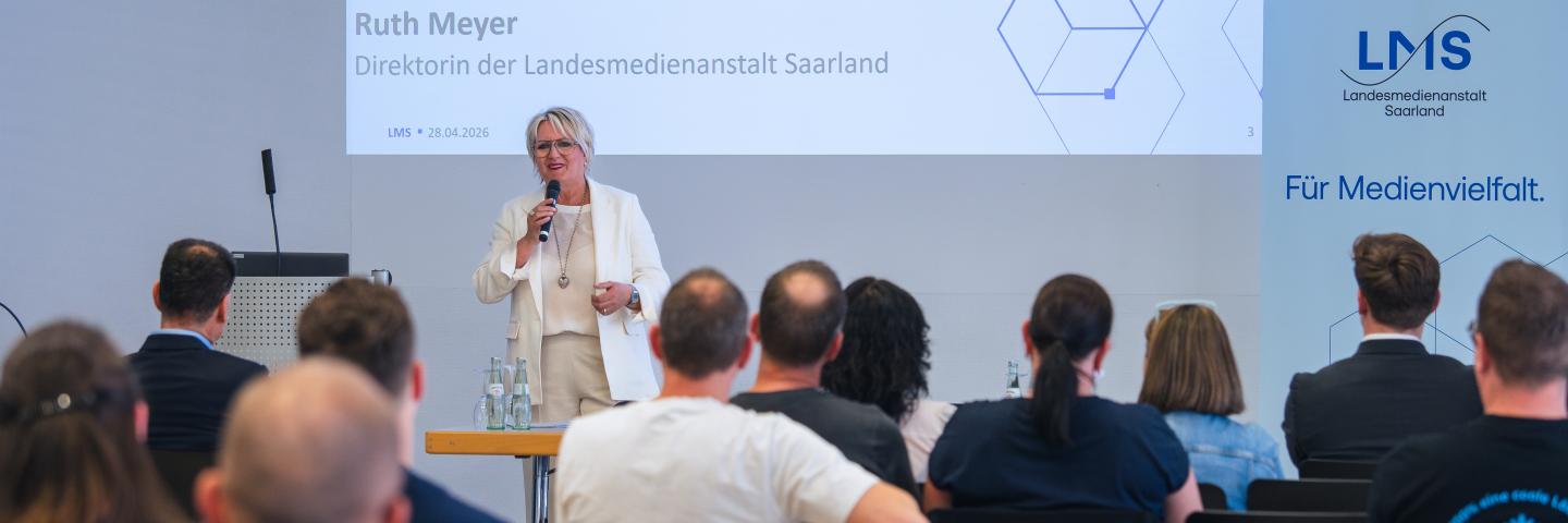 Ruth Meyer spricht vor Publikum