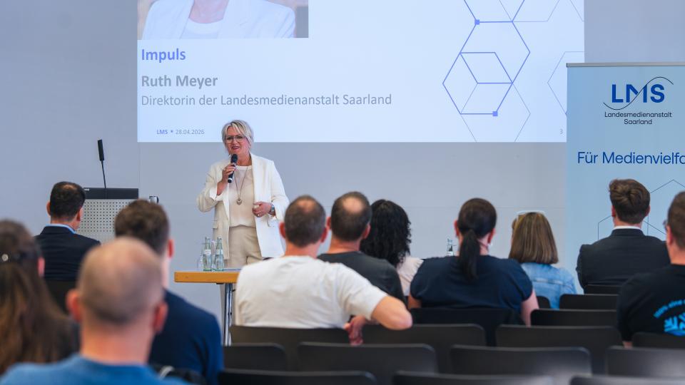 Ruth Meyer spricht vor Publikum