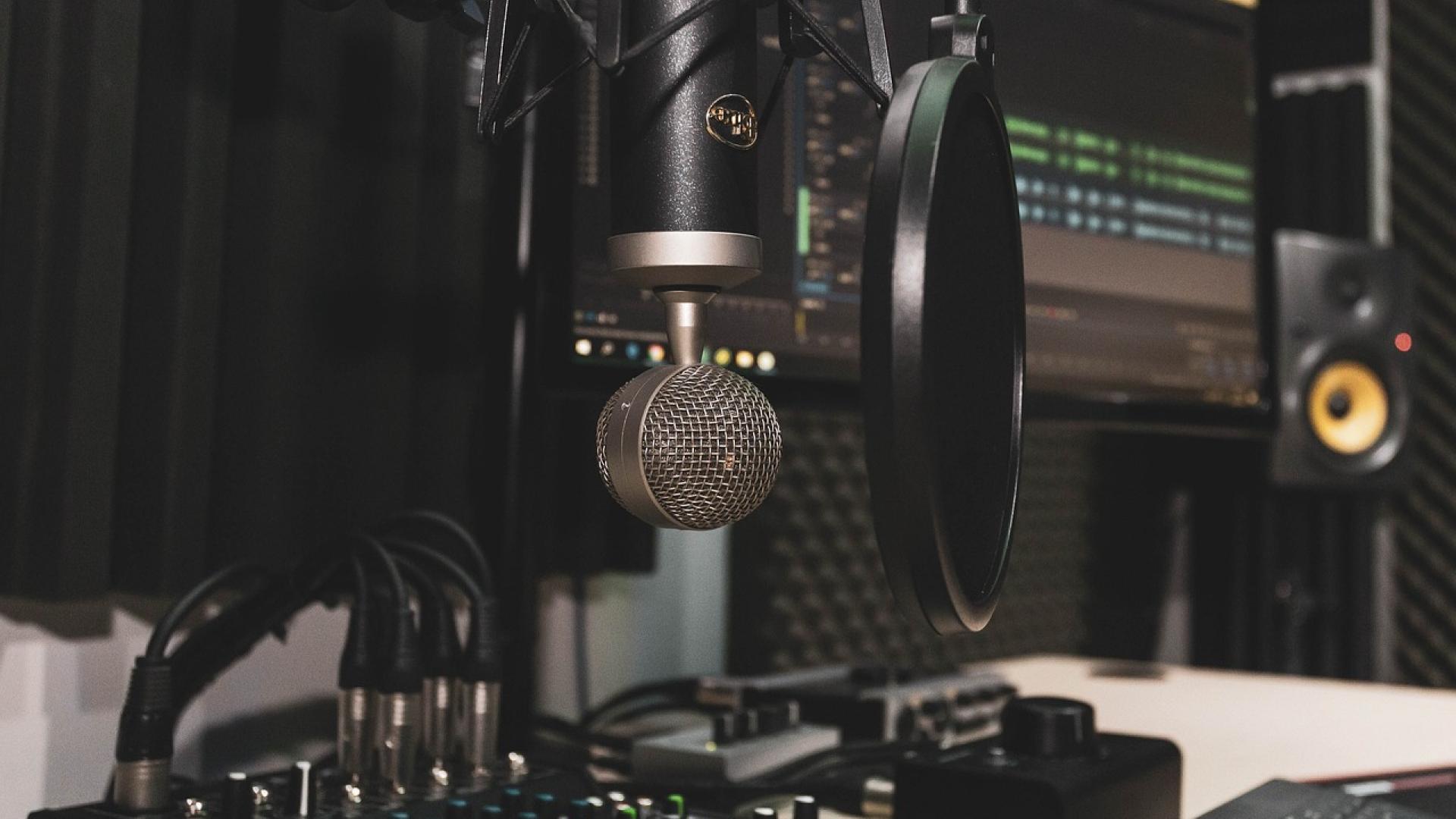 Aufnahmestudio, im Vordergrund ein Mikrophon