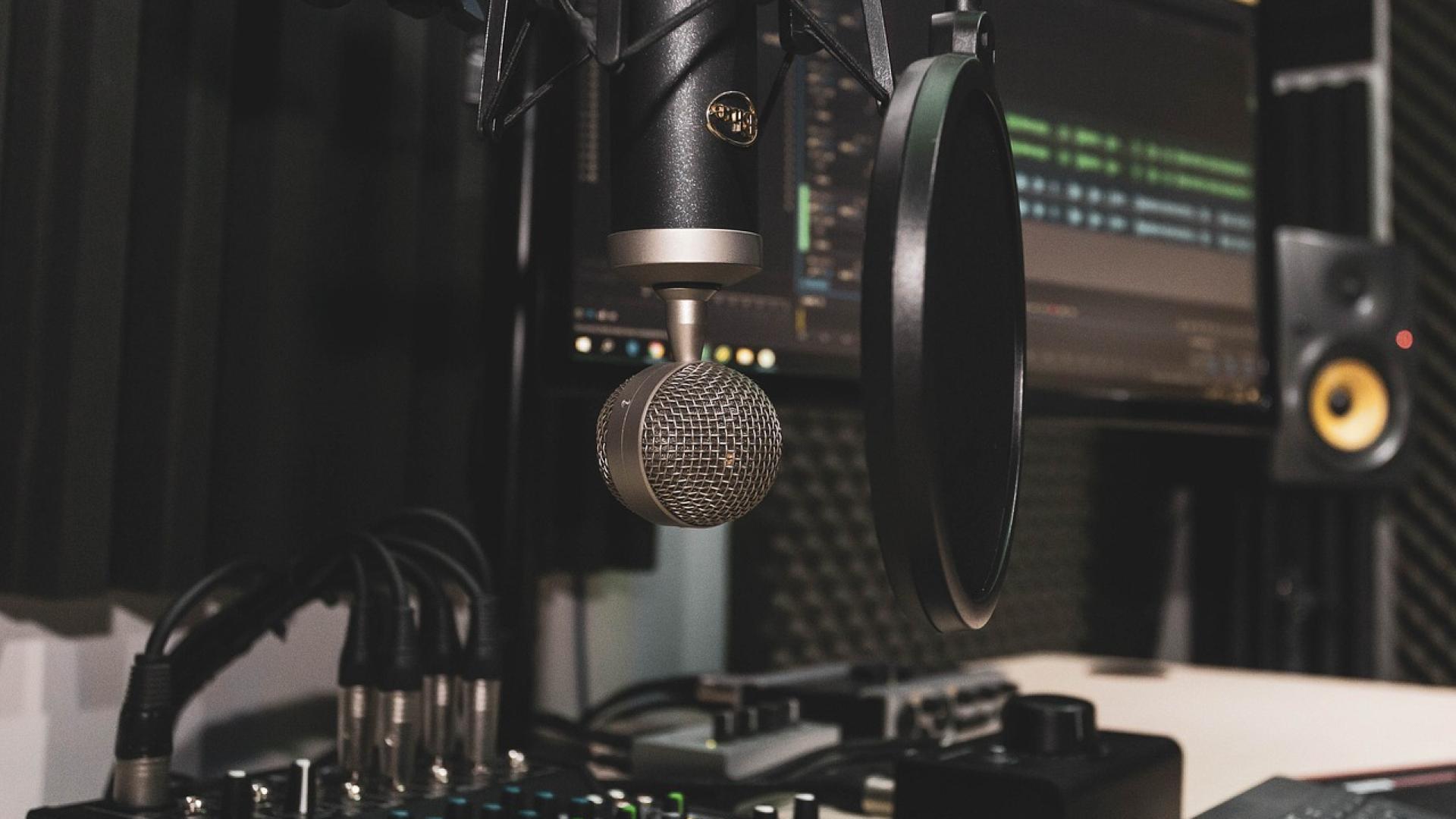 Aufnahmestudio, im Vordergrund ein Mikrophon