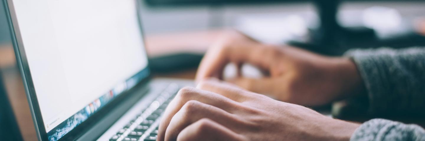 Mensch tippt auf Tastatur