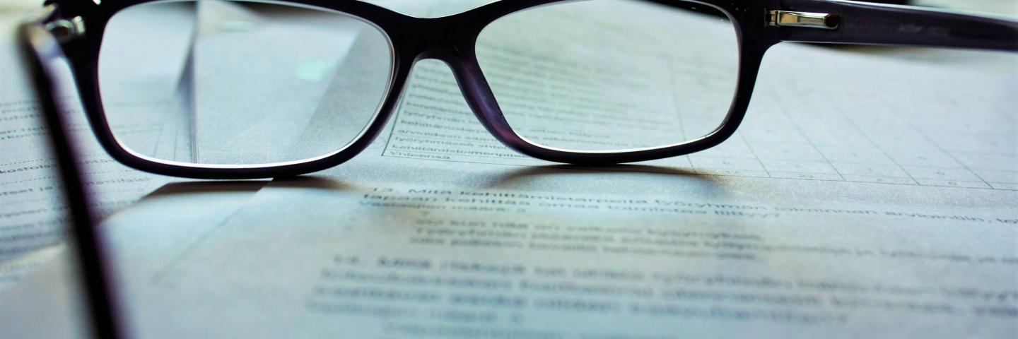 Brille auf Papier