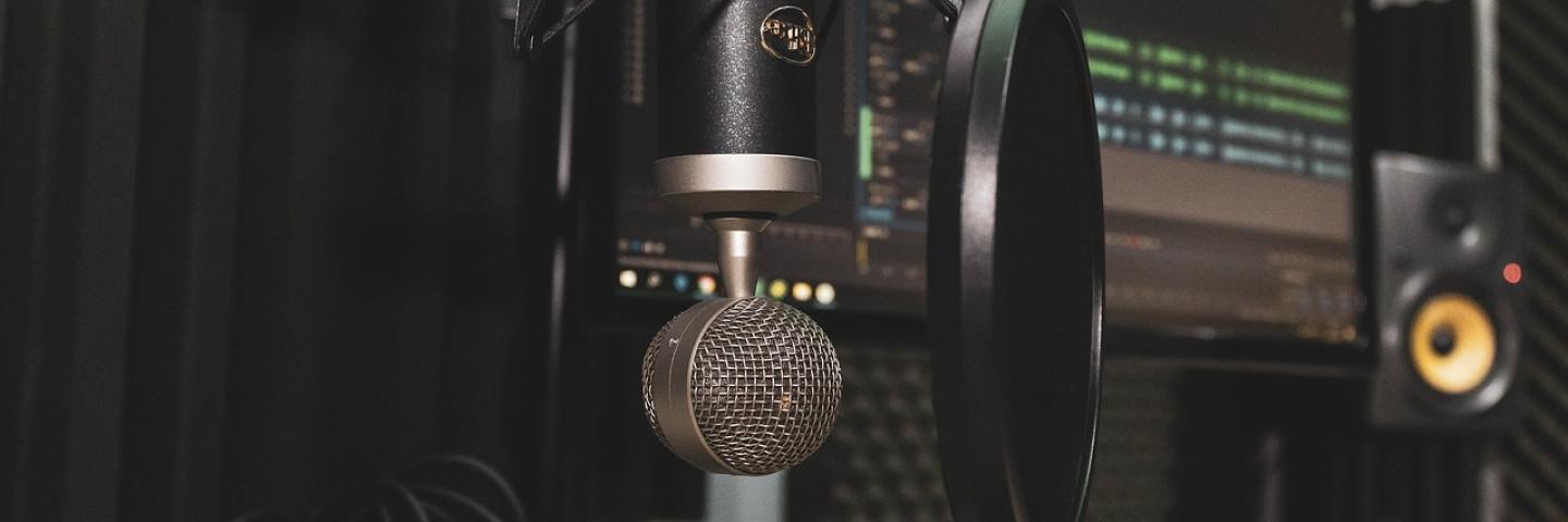 Aufnahmestudio, im Vordergrund ein Mikrophon