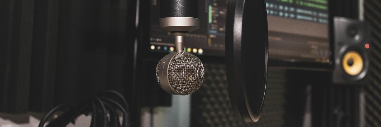 Aufnahmestudio, im Vordergrund ein Mikrophon
