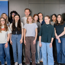 Gruppenfoto der Teilnehmenden und Projektverantwortlichen von Media & Me bei der Landesmedienanstalt Saarland mit LMS-Direktorin Ruth Meyer. Die Gruppe steht vor einem LMS-Banner; unten links ist das Logo von Media & Me eingeblendet.