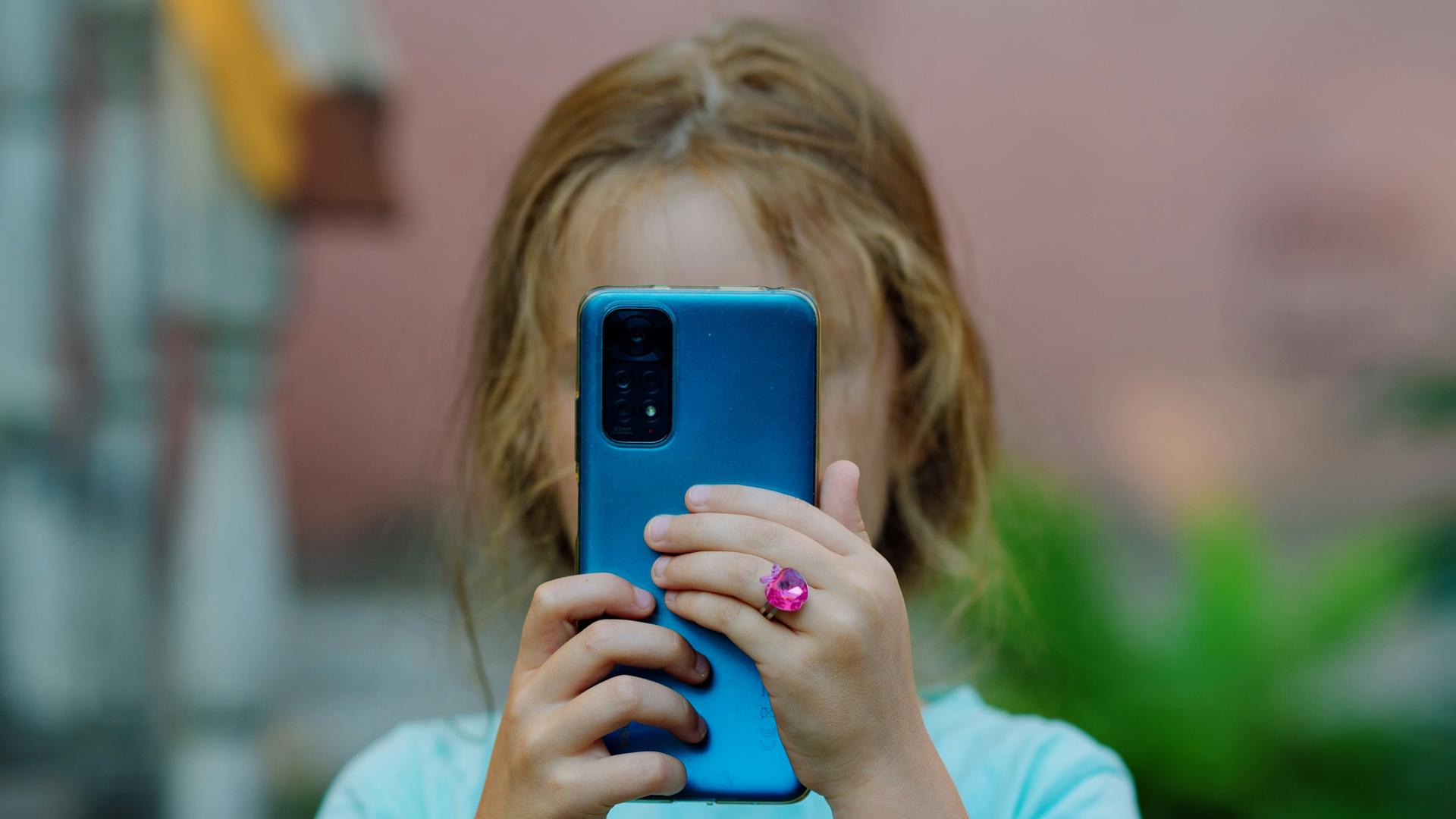 Kind mit Smartphone in der Hand