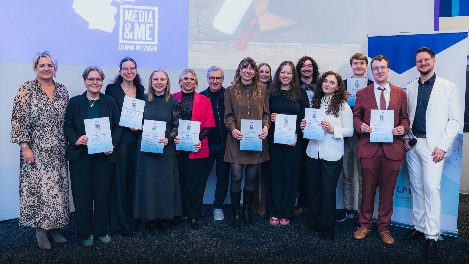 Die Absolvent:innen des Jahrgangs mit Ruth Meyer und Jan Hofer in der LMS