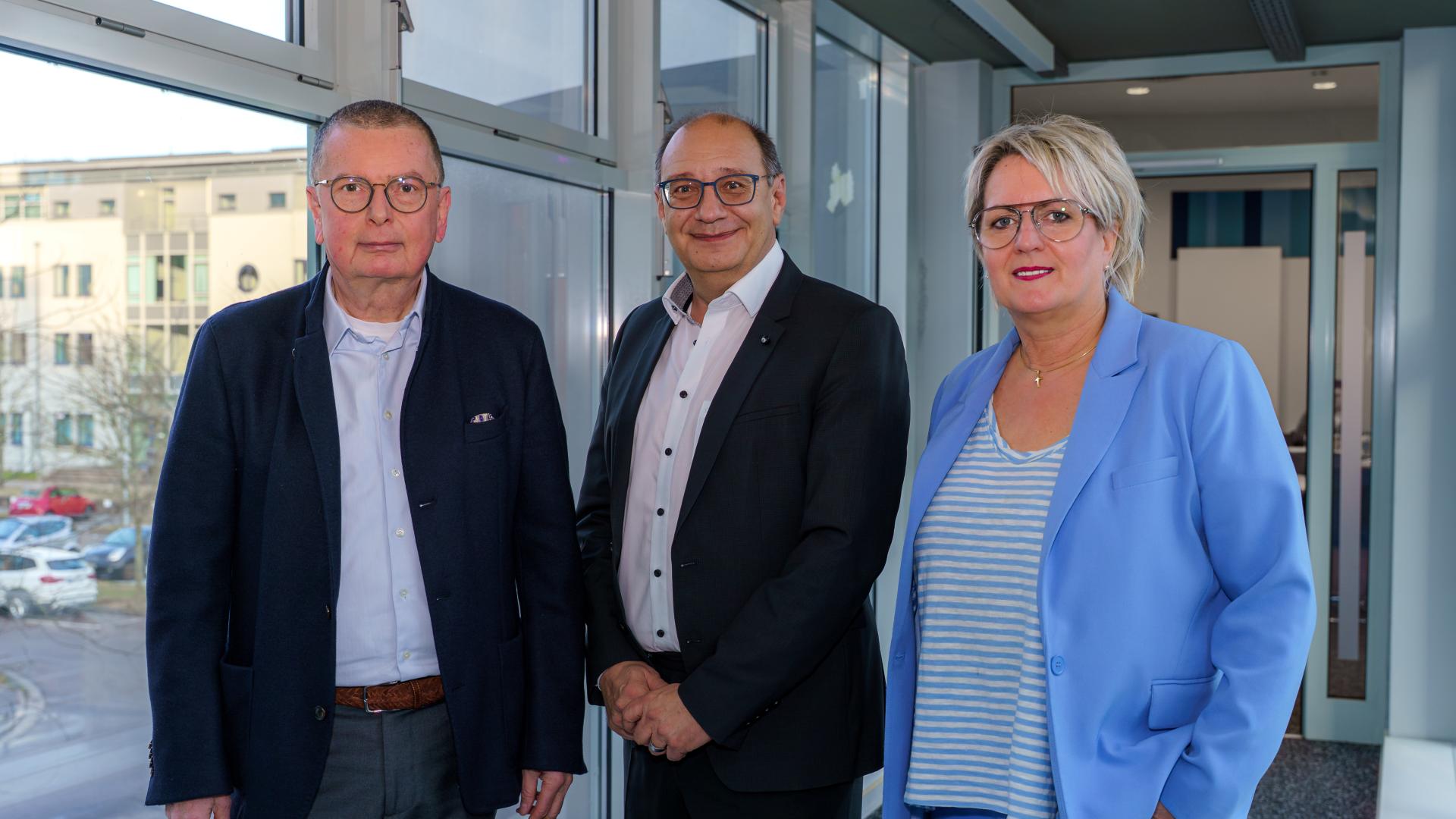 Fotoinformation (v.l.n.r.): Prof. Dr. Stephan Ory (Vorsitzender des Medienrats), Hannes Walker (Media Broadcast), Ruth Meyer (Direktorin der LMS)