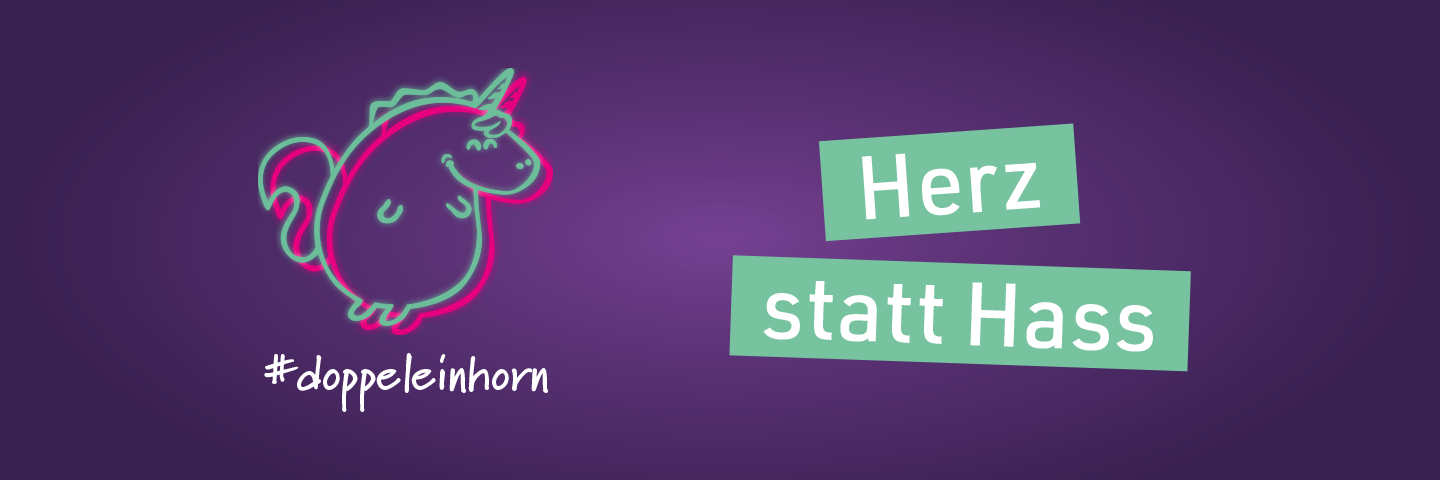 Das Maskottchen Doppeleinhorn auf einem violetten Hintergrund mit dem Slogan "Herz statt Hass"